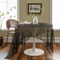 Nappe élégante en dentelle noire avec cœurs rouges brodés sur une table blanche - 150*220 / Dentelle Brodée Coeur Rouge
