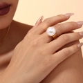 Anello a fascia larga in acciaio al titanio placcato oro PVD con grande perla bianca - US 6 / Oro