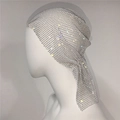 Primer plano detallado del pañuelo de malla con diamantes brillantes en un maniquí blanco - Estilo Corto / Blanco