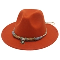 Dettaglio cappello in feltro arancione con fascia intrecciata e ciondolo a stella - Caramello