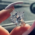 Luxuriöser Zirkonring mit Tropfenschliff und Seitensteinen auf Silberband - US 6 / Weißgold