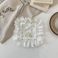 Détail du sous-verre en dentelle blanche avec motifs de cœurs bleus et étiquette - Bleu Mini Dessous de Verre