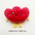 Detalle de muñeco de peluche de corazón rojo con bordado, mide 6,5 cm de alto y 7 cm de ancho - Estilo DIY (Apertura trasera) / Lingote Rojo