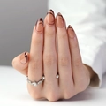 Unghie finte a mandorla minimaliste con base nude e motivo a spirale marrone - Stile Francese a Strisce Marroni (JP3268)