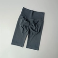 Detalle de mallas cortas grises de talle alto con cintura acanalada y diseño fruncido push up - S / Azul Grisáceo