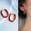 Dettaglio degli orecchini a U retrò con smalto arancione vivace e placcatura in oro 18k - Arancione
