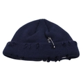 Dettaglio del cappello miki blu scuro con fori usurati, spilla in metallo e anelli decorati - Taglia unica / Blu navy