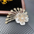 Broche fleurie dorée avec pétales blancs, une perle centrale et des strass étincelants - BZ076 Fleur Rayonnante en Nacre