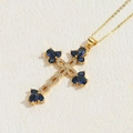 Collana con pendente a croce con zirconi blu a goccia e catena placcata in oro - Blu Reale
