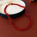 Vista detallada del collar de doble capa de cuentas de vidrio rojas con cierres dorados - Doble Capa / Collar-Rojo