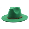 Detail van groene vilten fedora hoed met bruine leren riem en gouden metalen gesp - M (56-58cm) / Grasgroen