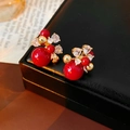Macro di orecchini placcati in oro a forma di bacca con perle rosse e zirconi lucidi - Stile a Grappolo di Fiori Rossi / Perno per orecchini in argento - Rosso (Placcato in oro vero)