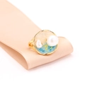 Detalle del anillo geométrico con esmalte azul y perlas naturales sobre cinta de seda - Abierto Ajustable / Dorado