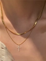 Primo piano della collana a doppio strato dorata con pendente a croce luccicante - Stile Catena a Serpente Croce d'Oro