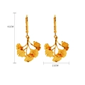 Ginkgoblatt-Ohrhänger in Goldoptik mit den Maßen 4,1 cm Höhe und 2,1 cm Breite - Ohrringe