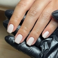 Uñas postizas cuadradas clásicas blanco roto presentadas en la mano de una modelo - Blanco Roto (JP3364)