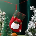 Dettaglio della calza di Natale con figura di Babbo Natale 3D e motivi a fiocchi - Stile Babbo Natale