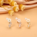 Détails macro des boucles d'oreilles fleur en argent, or rose et or avec zircons cubiques - 11# (Fleur)
