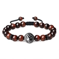 Detalle de pulsera ajustable de ojo de tigre con cabeza de león en acabado metálico oscuro - Pulsera Ojo de Tigre Rojo