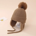 Détails de la maille et du pompon d'un bonnet à rabats chaud pour enfant marron - 5-12 Ans / café