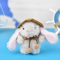 Detailansicht eines süßen grauen Plüschkaninchens mit kleinem braunem Hut und Schleife. - Graues Pudding-Kaninchen / 13cm (Reguläre Schnalle)