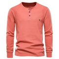 Dettaglio del tessuto a nido d'ape rosa corallo e colletto Henley a tre bottoni da uomo - S / Rosso Pelle