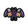 Detailansicht der Mothman-Emaille-Anstecknadel mit Stolzflaggen-Flügeln und roten Augen - Fortschritt Stolz Flagge Flügel Stil (XZ9260)