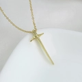Gouden zwaardhanger ketting met zirkonia op een witte zijden achtergrond decor - Kruis/Zwaard (18K Verguld)