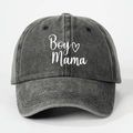 Detail der weißen Boy Mama Stickerei auf einer gewaschenen anthrazitfarbenen Baseballkappe - Einheitsgröße / Schwarz