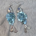Pendientes de pez con escamas azules y detalle de ojo turco para vacaciones en la playa - Gancho de oreja - Plata - Azul