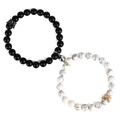 Détail de bracelets magnétiques pour couple avec perles mates et breloques couronne - Pierre Mate et Turquoise Blanche