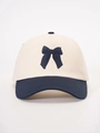 Berretto bicolore beige e blu navy con fiocco ricamato e cinturino regolabile per donne - Taglia unica / Crema/Blu Navy