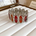 Dettaglio del bracciale elastico argento con ciondoli ovali in smalto rosso e arancio - Argento-Caffè-Rosso