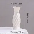 White ceramic vase with diamond relief texture, height 21cm, wavy edge opening - Glazed Wish (21cm)