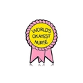 Spilla smaltata rosa e gialla a forma di medaglia con testo World's Okayest Nurse - WORLD'S OKAYEST NURSE / Rosa e Giallo