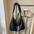 Borsa tote retrò in morbida pelle nera da donna con design hobo minimalista - Borsa + Ciondolo di Peluche / Nero