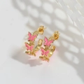 Detalle de pendientes de aro en C dorados con mariposas de esmalte rosa y acabado pulido - Mariposa rosa aro en C / Dorado/Rosa