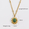 Detail van 14K gouden roestvrijstalen ketting met groene steen en zonnestraal hanger - Groene Steen Sunburst