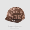 Dettaglio cappello neonato in velluto a coste marrone con stampe di lettere e orsetto - Taglia Unica / Caffè Scuro