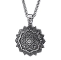 Dettaglio macro del ciondolo mandala vintage in argento con motivi a loto e catena - Colore Acciaio Senza Catena (A0906)