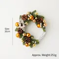 Ghirlanda natalizia 30cm con aghi verdi, pigne e decorazioni oro su rattan bianco - Stile Albero di Natale Dorato / 30cm