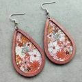 Boho-Ohrhänger in Tropfenform mit Blumenmuster und Holzrahmen für Thanksgiving-Outfits - Zartes Blumenmuster