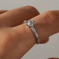 Anello in argento con rilievo traforato vintage, castone a sei griffe e zirconi lucidi - Aperto Regolabile / Argento