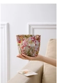 Gros plan d'une trousse de toilette jacquard à fleurs avec motifs tissés vintage - Bouquet de Fleurs Petit
