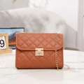 Borsa a tracolla marrone trapuntata con catena dorata e chiusura a girello elegante - Marrone