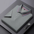 Détail d'un polo gris foncé avec bande tricolore au col et étiquette de taille 2XL - S / Gris