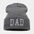 Dettaglio del berretto in maglia grigio scuro con trama visibile e ricamo DAD bianco - PAPÀ / grigio scuro