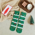 Calze natalizie in pile corallo verde con strisce bianche e motivo festivo a pois - Pois Verdi