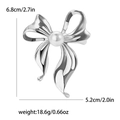 Zilveren strikbroche met parel, afmetingen 6,8x5,2 cm en gewicht 18,6 g in detailweergave - Zilver