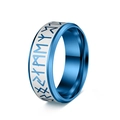 Dettaglio dell'anello vichingo da 8mm in acciaio al titanio blu e argento con rune incise - US 6 / Blu